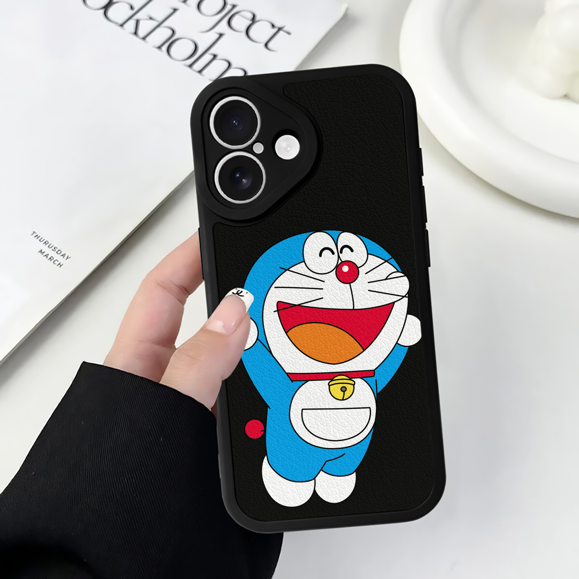 （画像用） ドラえもん Doraemon 【iPhone 16シリーズ対応】シリコンスマホケース（レザー調） 材質：シリコン